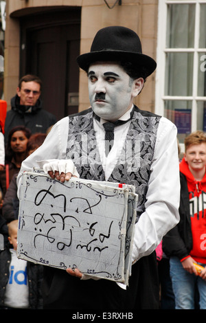 Artiste de rue, Diego Andres Spano effectue comme Charlie Chaplin à Ashbourne International Street Festival, Derbyshire, Royaume-Uni Banque D'Images