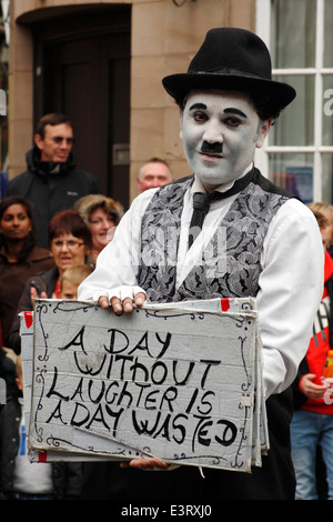 Artiste de rue, Diego Andres Spano effectue comme Charlie Chaplin à Ashbourne International Street Festival, Derbyshire, Royaume-Uni Banque D'Images