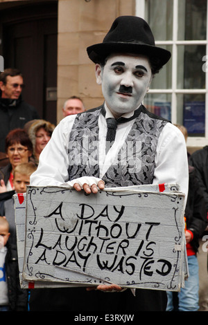 Artiste de rue, Diego Andres Spano effectue comme Charlie Chaplin à Ashbourne International Street Festival, Derbyshire, Royaume-Uni Banque D'Images