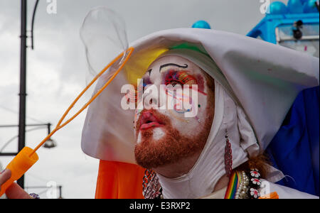 Baker Street, London, UK. 28 Juin, 2014. homme habillé comme une religieuse faisant des bulles au cours de gay pride. Pride a attiré des milliers de visiteurs malgré les fortes averses. Banque D'Images