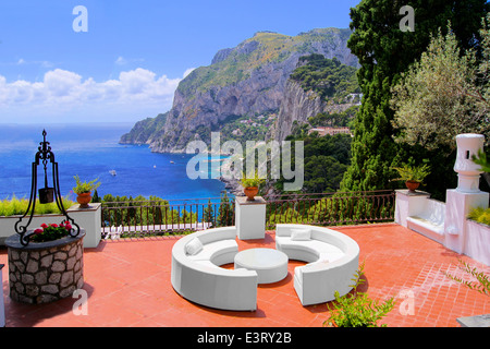 Vue depuis une terrasse de luxe sur l'île de Capri, Italie Banque D'Images