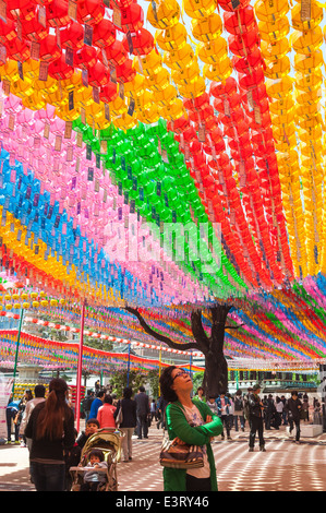 Des centaines de lanternes en papier accroché au Temple Jogyesa à Séoul, Corée du Sud, avant la naissance de Bouddha. Banque D'Images