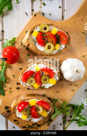 Bruschettas italiennes traditionnelles sur la planche de bois d'en haut Banque D'Images