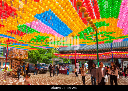 Des centaines de lanternes en papier accroché au Temple Jogyesa à Séoul, Corée du Sud, avant la naissance de Bouddha. Banque D'Images