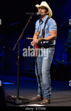 Milwaukee, Wisconsin, États-Unis. 27 Juin, 2014. Artiste Country Brad Paisley se produit sur scène avec son groupe au Festival de musique Summerfest 2014 à Milwaukee Wisconsin © Daniel DeSlover/ZUMAPRESS.com/Alamy Live News Banque D'Images