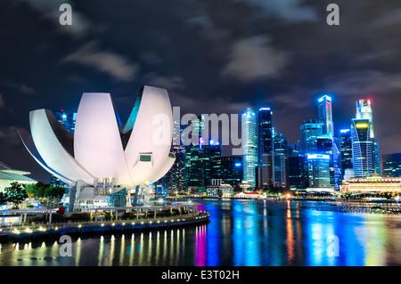 Le Singapore skyline at night avec le musée ArtScience au premier plan. Banque D'Images