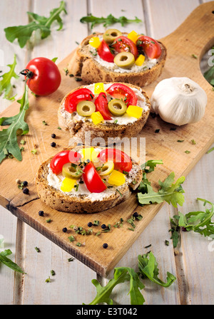 Sur les bruschettas végétarien bois.focus sélectif à l'avant la bruschetta Banque D'Images