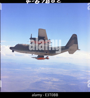 Cette grande photo de l'USAF montre le Lockheed C-130 Hercules et sa variante, le DC-130. L'avion a été largement utilisé pour le transport, le ravitaillement aérien et la reconnaissance, et est connu pour sa polyvalence dans les opérations militaires. Banque D'Images