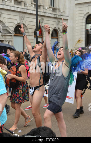 Abaisser Regent Street, London, UK. 28 juin 2014. Tenues à l'Flamboyant Gay Pride Parade à Londres. Crédit : Matthieu Chattle/Alamy Live News Banque D'Images