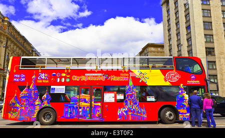 Décorée dans des couleurs vives, visites double-decker bus à toit ouvert dans le centre-ville prend les visiteurs de toutes les attractions touristiques les plus importantes Banque D'Images