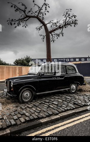 London Taxi avec la plantation d'arbres de la partie supérieure à la Trinity Buoy Wharf Banque D'Images