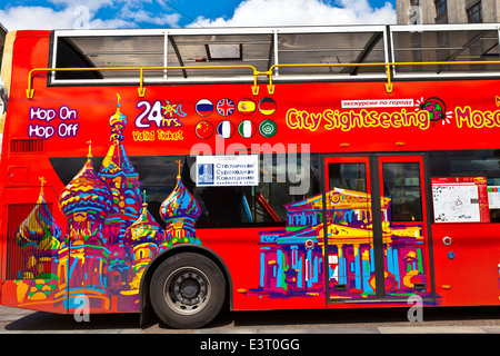 Décorée dans des couleurs vives, visites double-decker bus à toit ouvert dans le centre-ville prend les visiteurs de toutes les attractions touristiques les plus importantes Banque D'Images