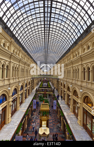 À l'intérieur de la gencive célèbre grand magasin dans la Kitai-gorod de Moscou, face à la Place Rouge. Il s'agit actuellement d'un centre commercial. Banque D'Images