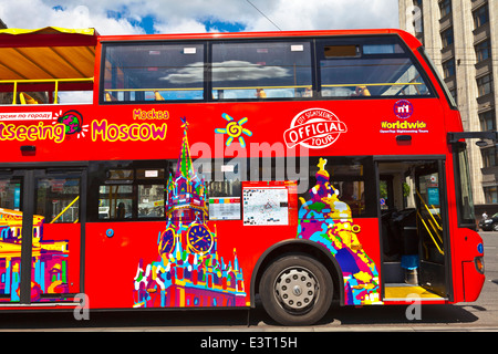 Décorée dans des couleurs vives, visites double-decker bus à toit ouvert dans le centre-ville prend les visiteurs de toutes les attractions touristiques les plus importantes Banque D'Images