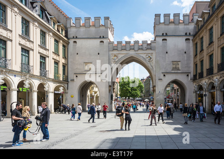 Les touristes dans la zone piétonne de Munich Banque D'Images