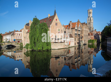 Brugge - Vue de la Rozenhoedkaai à Bruges avec le Perez de Malvenda house et Belfort van Brugge Banque D'Images