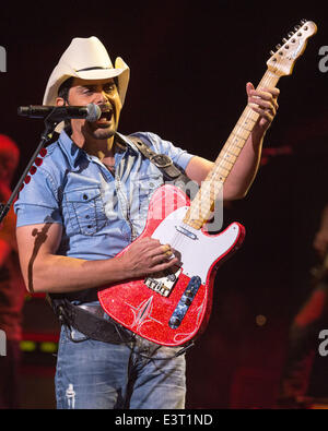 Milwaukee, Wisconsin, États-Unis. 27 Juin, 2014. Artiste Country Brad Paisley se produit sur scène avec son groupe au Festival de musique Summerfest 2014 à Milwaukee Wisconsin © Daniel DeSlover/ZUMAPRESS.com/Alamy Live News Banque D'Images