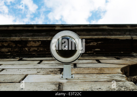 Hi-tech type dôme caméra et un ciel bleu Banque D'Images