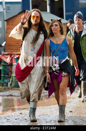 Glastonbury, Somerset, Royaume-Uni. 28 Juin, 2014. Les fans de musique profiter au festival de Glastonbury, dans le Somerset. 28 juin 2014. Credit : Lloyd/Alamy Live News Banque D'Images