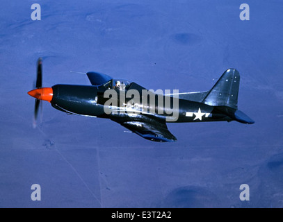 Le Ryan XF2R-1 Dark Shark, développé par Ryan Aeronautical et propulsé par des moteurs General Electric J31 et T31, était un prototype d'avion militaire conçu pour les opérations navales. Dans le cadre des essais de l'US Navy dans les années 1950, le Dark Shark a joué un rôle dans l'avancement de la technologie de l'aviation navale, en particulier dans les avions de haute performance pour les missions de combat et de reconnaissance. Banque D'Images