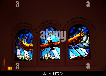 Trois vitraux dans une église représentant un aigle volant. Banque D'Images