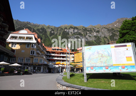 Un village suisse avec une grande carte montrant des promenades en montagne. Banque D'Images