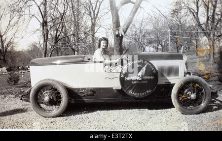 Cette image, qui fait partie de la collection Andrew Fodor, représente une automobile vintage, mettant en valeur le design automobile du début du XXe siècle. La photographie met en évidence les progrès de la technologie automobile au début des années 1900 Banque D'Images