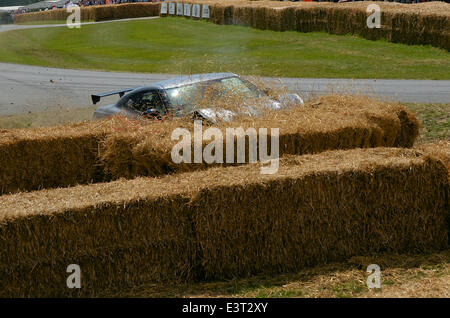 Sir Chris Hoy s'est écrasé tout en prenant part à un événement temporisé hill montée au Goodwood Festival of Speed au volant d'une Nissan haute puissance lorsqu'il a perdu le contrôle et a glissé à la vitesse dans les bottes de foin Banque D'Images