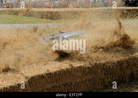 Sir Chris Hoy s'est écrasé tout en prenant part à un événement temporisé hill montée au Goodwood Festival of Speed au volant d'une Nissan haute puissance lorsqu'il a perdu le contrôle et a glissé à la vitesse dans les bottes de foin Banque D'Images