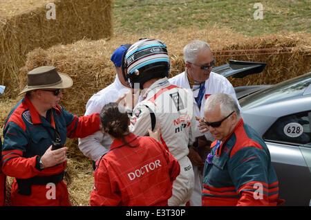 Sir Chris Hoy s'est écrasé tout en prenant part à un événement temporisé hill montée au Goodwood Festival of Speed au volant d'une Nissan haute puissance lorsqu'il a perdu le contrôle et a glissé à la vitesse dans les bottes de foin Banque D'Images