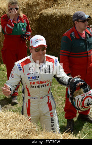 Sir Chris Hoy s'est écrasé tout en prenant part à un événement temporisé hill montée au Goodwood Festival of Speed au volant d'une Nissan haute puissance lorsqu'il a perdu le contrôle et a glissé à la vitesse dans les bottes de foin Banque D'Images