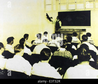 Cette photographie fait partie de la collection Andrew Fodor, qui documente des moments clés de l'histoire de l'aviation à travers divers événements aéronautiques et liés à l'aviation. La collection offre un aperçu unique du développement de l'aviation militaire et civile, mettant en valeur l'évolution de l'aviation et de la technologie de vol au fil des décennies. Banque D'Images