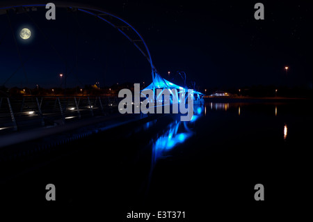 Pont pied et le barrage de la rivière Salt à Tempe Center for the Arts ; Phoenix, AZ Banque D'Images
