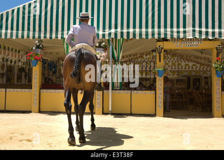 CORDOBA - 31 MAI : coureur espagnol non identifiés à l'envers, debout devant un stand de foire juste à Cordoba, le 31 mai, 2013 Banque D'Images