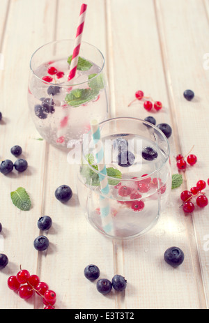 Selective focus sur les petits fruits en verre avec l'eau de soude Banque D'Images