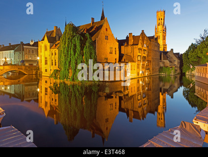 Bruges - Vue de la Rozenhoedkaai à Bruges avec le Perez de Malvenda house et Belfort van Brugge Banque D'Images