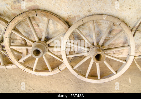 Ancien Rural Roues de chariot en bois Banque D'Images