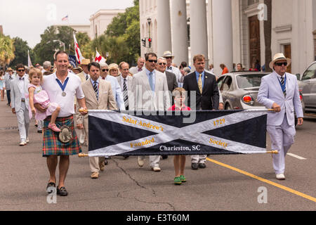 Les membres de la Saint Andrew's Society Réunion bas mars pour célébrer la Journée de la rue Caroline 28 juin 2014 à Charleston, SC. Carolina jour célèbre le 238e anniversaire de la victoire américaine à la bataille de Sullivan's Island au cours de la Royal Navy et l'armée britannique. Banque D'Images