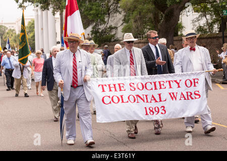 Les membres de la Société des guerres coloniales de réunion de mars pour célébrer la Journée de la rue Caroline 28 juin 2014 à Charleston, SC. Carolina jour célèbre le 238e anniversaire de la victoire américaine à la bataille de Sullivan's Island au cours de la Royal Navy et l'armée britannique. Banque D'Images