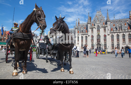 BRUGGE, BELGIQUE - le 13 juin 2014 : le chariot sur le Grote Markt et le Provinciaal Hof building en arrière-plan. Banque D'Images