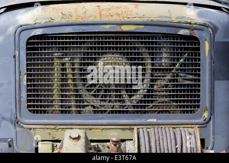 La grille avant d'un vieux camion rouillé Banque D'Images