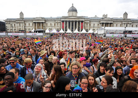 Londres, Royaume-Uni. 28 juin 2014. Les foules à Trafalgar Square à Londres Pride 2014, Londres, Angleterre. Les tempêtes de pluie tout au long de la journée n'a pas refroidir l'enthousiasme des 20 000 personnes dans le défilé de la foule dans les rues encombrées de regarder. Elle a cependant faire ressortir beaucoup de parapluies arc-en-ciel. Crédit : Paul Brown/Alamy Live News Banque D'Images