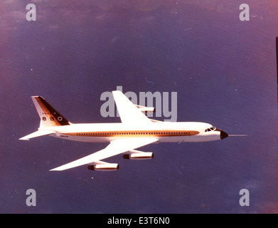 Le Convair Model 22, également connu sous le nom de Convair 880, était un avion de ligne à réaction à courte et moyenne portée introduit dans les années 1950 Il a été conçu pour une vitesse plus élevée et plus de confort pour ses passagers, mais a dû faire face à une production limitée en raison de la concurrence des modèles Boeing et Douglas. Banque D'Images
