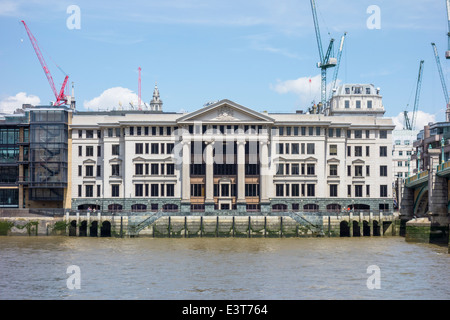 Les marchands de Hall de Londres sur les rives de la Tamise Banque D'Images