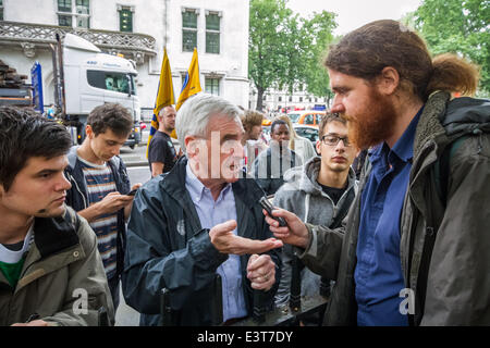 Londres, Royaume-Uni. 28 Juin, 2014. Protestation d'occupation sur l'abbaye de Westminster par motifs protestataires de handicapés contre les coupures (ATLC) à Londres Crédit : Guy Josse/Alamy Live News Banque D'Images