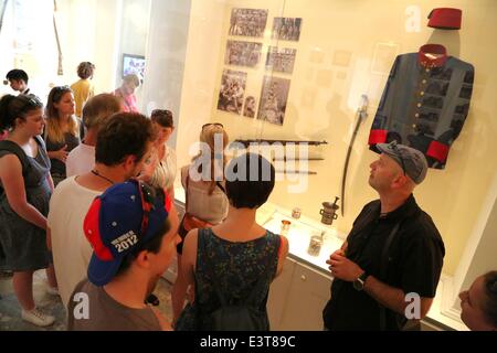 Sarajevo. 28 Juin, 1914. Les touristes regarder les expositions présentées au Musée de Sarajevo "1878-1918" dans la vieille ville de Sarajevo, Bosnie-Herzégovine le 28 juin 2014. Cette année marque le 100e anniversaire de l'Assassinat de Sarajevo. L'archiduc François-Ferdinand, l'héritier du trône d'Autriche-Hongrie, est assassiné avec son épouse Sophie durant leur visite à Sarajevo le 28 juin 1914, qui a déclenché la Première Guerre mondiale. crédit : Haris Memija/Xinhua/Alamy Live News Banque D'Images