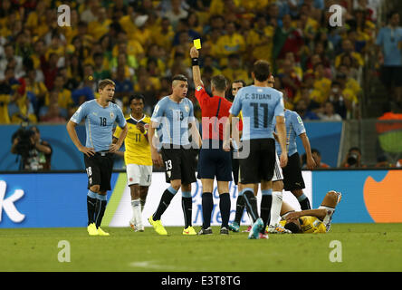 Rio de Janeiro, Brésil. 28 Juin, 2014. Pays-bas' arbitre Bjorn Kuipers montre un carton jaune à l'Uruguay, Jose Maria Gimenez (3L) au cours d'une série de 16 match entre la Colombie et l'Uruguay de 2014 Coupe du Monde de la FIFA, à l'Estadio do du stade Maracana à Rio de Janeiro, Brésil, le 28 juin 2014. La Colombie a gagné 2-0 sur l'Uruguay et qualifié pour les quarts de finale le samedi. Credit : Wang Lili/Xinhua/Alamy Live News Banque D'Images