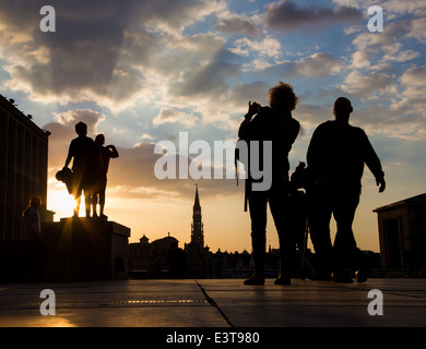 Bruxelles, Belgique - 14 juin 2014 : que représentent les garçons sur la ville de Monts des arts en soirée. Banque D'Images