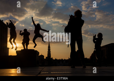 Bruxelles, Belgique - 14 juin 2014 : les garçons ont sauté sur la ville de Monts des arts en soirée. Banque D'Images