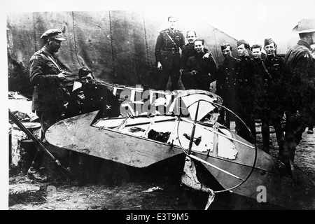 Cette photographie historique de Lou Larson capture des moments clés de la première Guerre mondiale, mettant en vedette des soldats, des avions et des équipements militaires typiques de l'époque. L'image est un précieux enregistrement visuel de l'aviation et de la technologie de guerre de l'époque. Banque D'Images